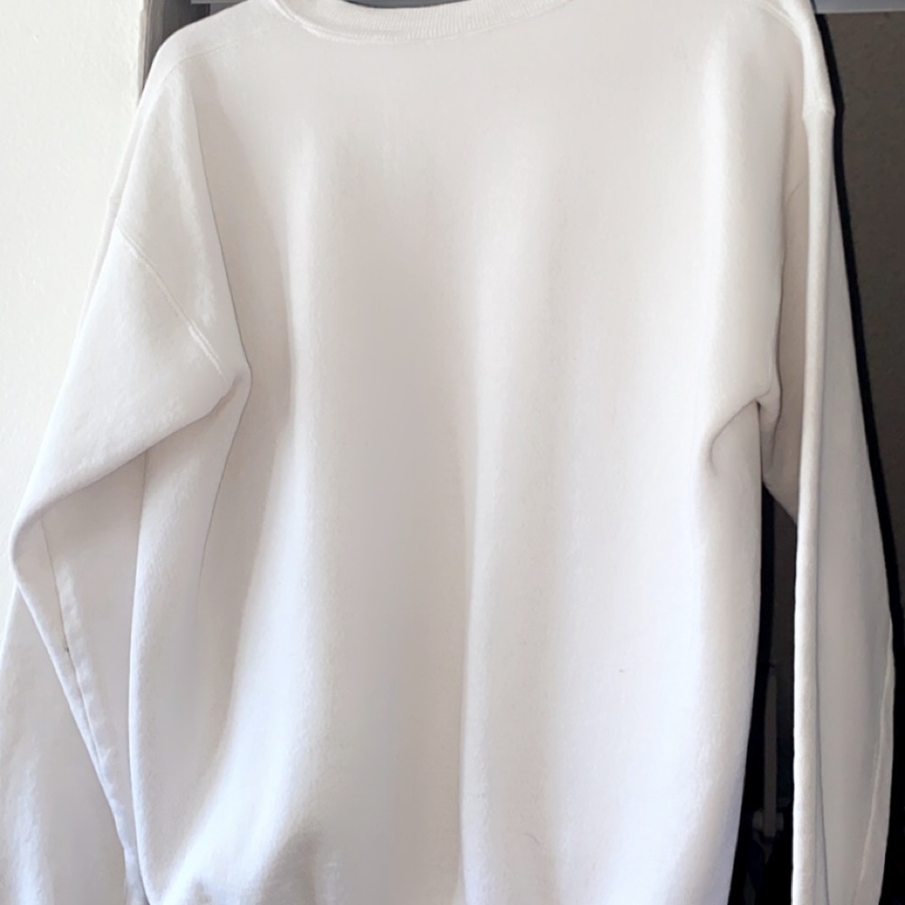 Long-sleeve white sweatshirt